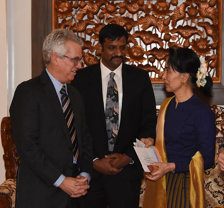 Tree Ring Pen Gifted to Aung San Su Kyi | Tree Ring Co